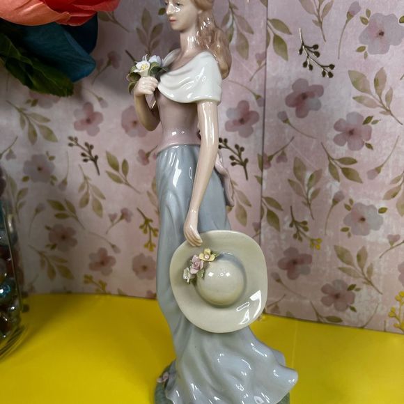 Avon Kathleen”A SPRING STROLL” Beauty Porcelain Figurine Moments & Memories 2002 - Picture 11 of 14